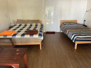 En eller flere senge i et værelse på TK Beach Resort Koh Mak