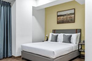 una camera da letto con un letto e una finestra di Wandr Hotel Richmond Road a Bangalore
