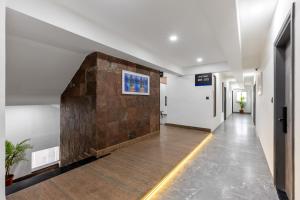 un couloir avec un mur en pierre dans un bâtiment dans l'établissement Wandr Hotel Richmond Road, à Bangalore