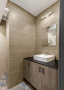 une salle de bains avec un lavabo et un miroir dans l'établissement Wandr Hotel Richmond Road, à Bangalore