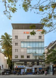 un immeuble de bureaux au milieu d'une rue dans l'établissement Wandr Hotel Richmond Road, à Bangalore