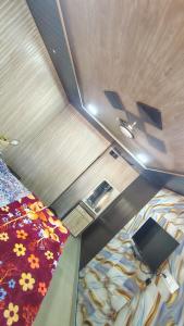 een bovenaanzicht van een slaapkamer met een bed en een laptop bij Kparth cottage in Jāmb +1 foto