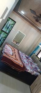 een bed in een kamer met een deken op de vloer bij Kparth cottage in Jāmb