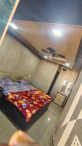 een slaapkamer met een bed in een kamer bij Kparth cottage in Jāmb