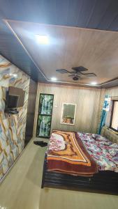 een slaapkamer met een bed en een tv erin bij Kparth cottage in Jāmb