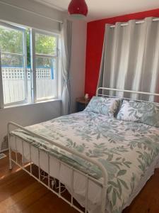 En eller flere senge i et værelse på Breaker Bay Paradise