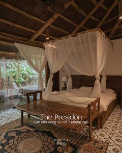 ein Schlafzimmer mit einem Himmelbett und einem Tisch in der Unterkunft LIA Retreat & Coffee 