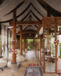 ein Pavillon mit weißen Kissen und einer Holzdecke in der Unterkunft LIA Retreat & Coffee 