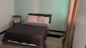 Giường trong phòng chung tại Casa aconchegante na beira de canal +1 ảnh