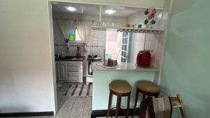 Nhà bếp/bếp nhỏ tại Casa aconchegante na beira de canal