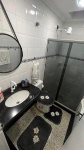 Phòng tắm tại Casa aconchegante na beira de canal