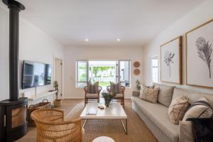 een woonkamer met een bank en een open haard bij Robin 4270 in Plettenbergbaai