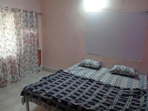 een bed met twee kussens erop in een kamer bij Surya Vinayak Homestay in Ghātsīla