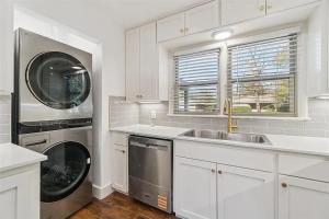 Η κουζίνα ή μικρή κουζίνα στο Windsor Way Retreat by StayLage +4 φωτογραφίες