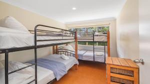 En eller flere senge i et værelse på Beach Point - Wifi, Pet Friendly & Airconditioned