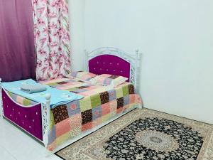 En eller flere senge i et værelse på Homestay Hayyan