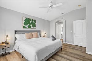 una camera da letto bianca con un letto e un ventilatore a soffitto di NEW - Poolside Oasis Heated POOL Home - 2000 SF a Zephyrhills Altre 26 foto