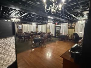 ein Esszimmer mit Tischen und Stühlen und einem Kronleuchter in der Unterkunft Historic Rider's Inn in Mentor + 15 Fotos