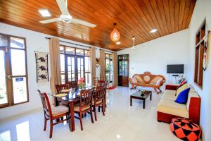 Una sala de estar con una mesa y sillas y un sofá. en SaRu Holiday Apartments - 2BR 6 Guests, en Kandy