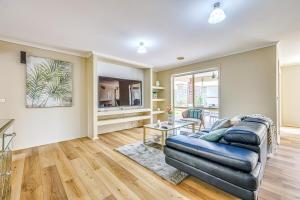 un soggiorno con un divano e un tavolo di StayAU Two-story Comfortable House Pool Table a Corio