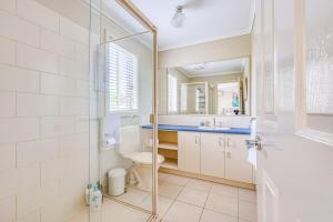 un bagno con doccia, WC e lavandino di StayAU Two-story Comfortable House Pool Table a Corio Altre 31 foto