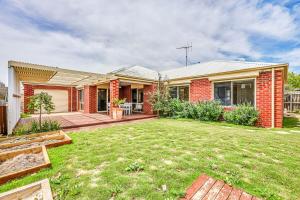 una casa di mattoni con un cortile davanti di StayAU Two-story Comfortable House Pool Table a Corio