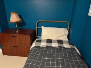 En eller flere senge i et værelse på Sunshine room on Downsview + 9 billeder