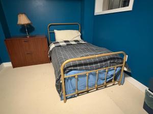 En eller flere senge i et værelse på Sunshine room on Downsview