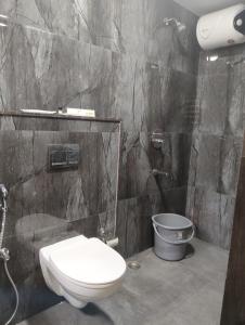een badkamer met een toilet en een douche bij Amaira Studio living - Coimbatore in Coimbatore