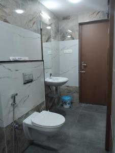 een badkamer met toilet en wastafel bij Amaira Studio living - Coimbatore in Coimbatore