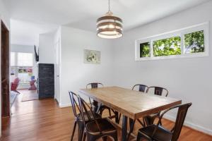 een eetkamer met een houten tafel en stoelen bij Forest Glen Silver Spring Gem - Parking in Silver Spring