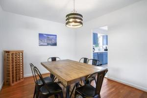een eetkamer met een houten tafel en stoelen bij Forest Glen Silver Spring Gem - Parking in Silver Spring