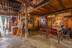 Zimmer mit Wandgemälde in der Unterkunft PaoDzung Homestay Sapa in Sa Pa