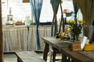 einen Tisch mit einer Schale Obst darauf in der Unterkunft PaoDzung Homestay Sapa in Sa Pa + 34 Fotos