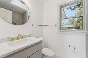 Ένα μπάνιο στο Windsor Way Retreat by StayLage