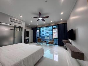 TV a/nebo společenská místnost v ubytování Diamond Light Hotel + 43 fotografií