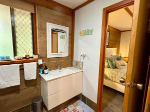 ein Badezimmer mit Waschbecken und Bett in der Unterkunft Macbeth Family Stay in Busselton + 20 Fotos