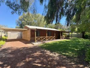ein Haus mit einem großen Garten davor in der Unterkunft Macbeth Family Stay in Busselton