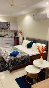 ein Schlafzimmer mit einem großen Bett und einem Tisch in der Unterkunft Cherry blossom in Zirakpur