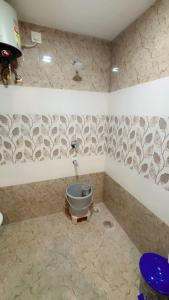 ein Bad mit WC in der Ecke eines Zimmers in der Unterkunft Cherry blossom in Zirakpur