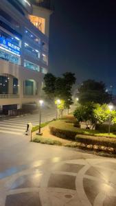 ein Gebäude, vor dem nachts ein Hund sitzt in der Unterkunft Cherry blossom in Zirakpur