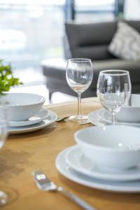 een houten tafel met borden en glazen erop bij The Lancefield Luxe in Glasgow +34 foto's