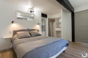 En eller flere senge i et værelse på Castel ginest