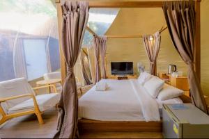 Телевизор и/или развлекательный центр в The X10 private pool villa khaoyai SHA Certified เขาใหญ่