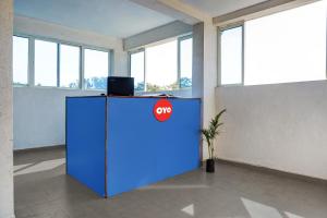 un ufficio con una scatola blu con un cartello "no" sopra di Hotel O Royal Inn a Dehu