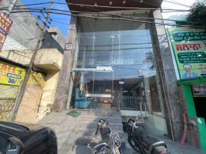 due motociclette parcheggiate davanti a un edificio di Hotel N Regency ad Amritsar