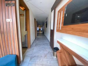 corridoio di un corridoio con corridoio di Hotel N Regency ad Amritsar