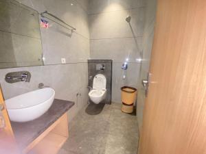 un bagno con un lavandino e un water al suo interno di Hotel N Regency ad Amritsar