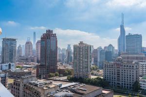 Nespecifikovaný výhled na destinaci Šanghaj nebo výhled na město při pohledu z hotelu