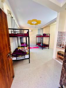 Postel nebo postele na pokoji v ubytování Vedic Hatha Vinyasa Yoga Ashram